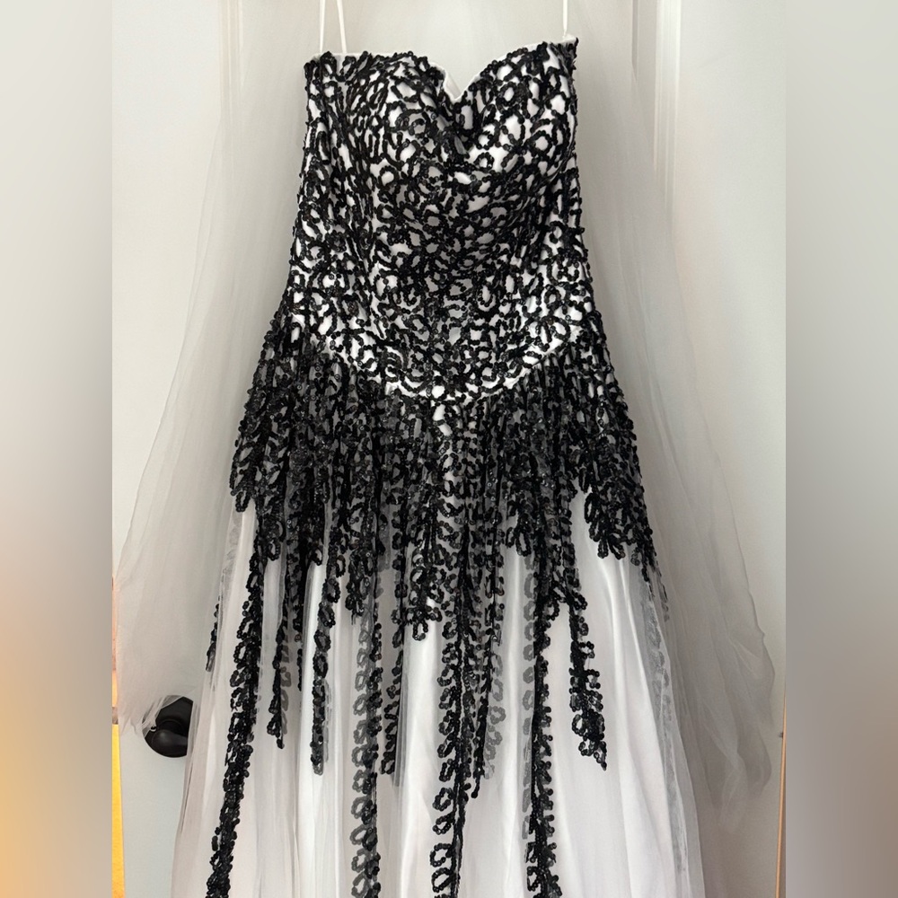 NWOT Nina Canacci Black and White Sweetheart Gown